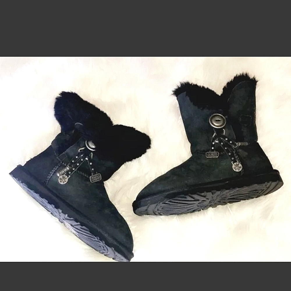 Ugg boots black short Australia Women's Bailey Button Charm size 7